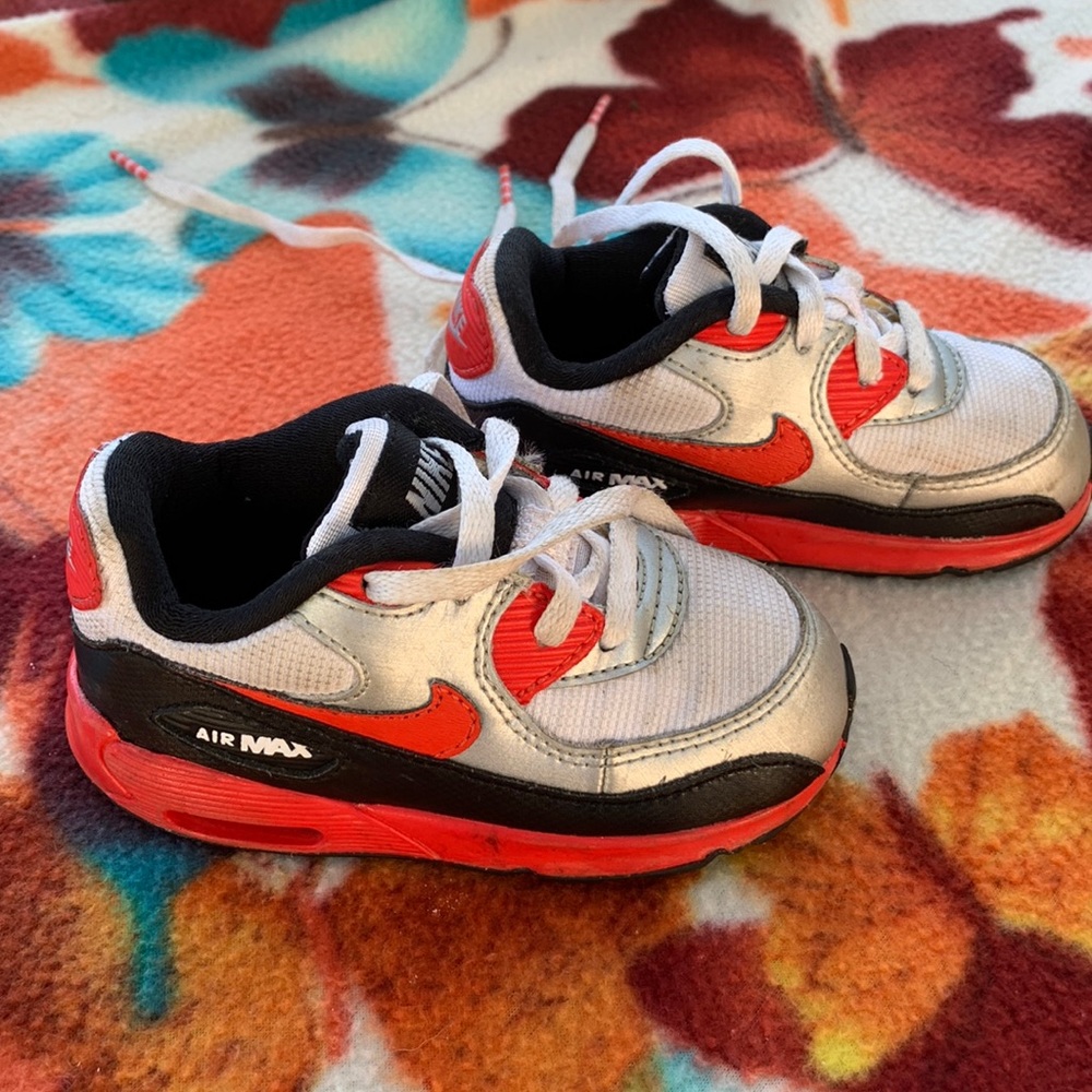 Toddler Nike gym shoes